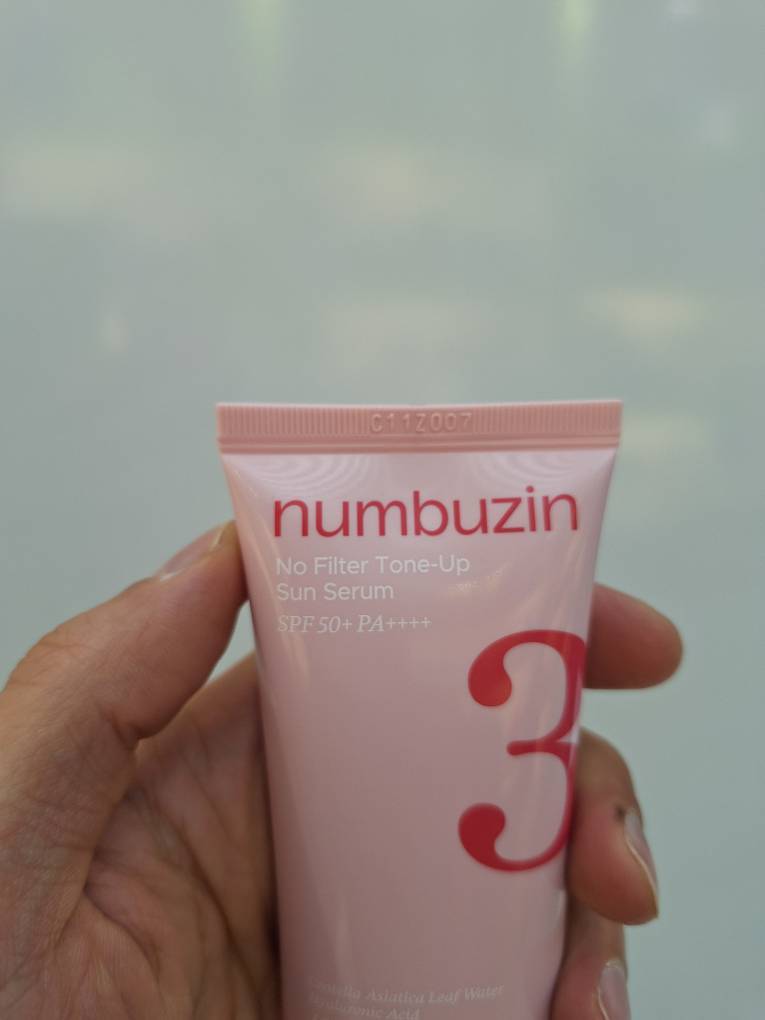  سرم ضد آفتاب فیزیکی و تون آپ Glowشماره 3 نامبوزین تسکین دهنده قوی و محو کننده منافذ پوست Numbuzin No.3 no filter tone up 
