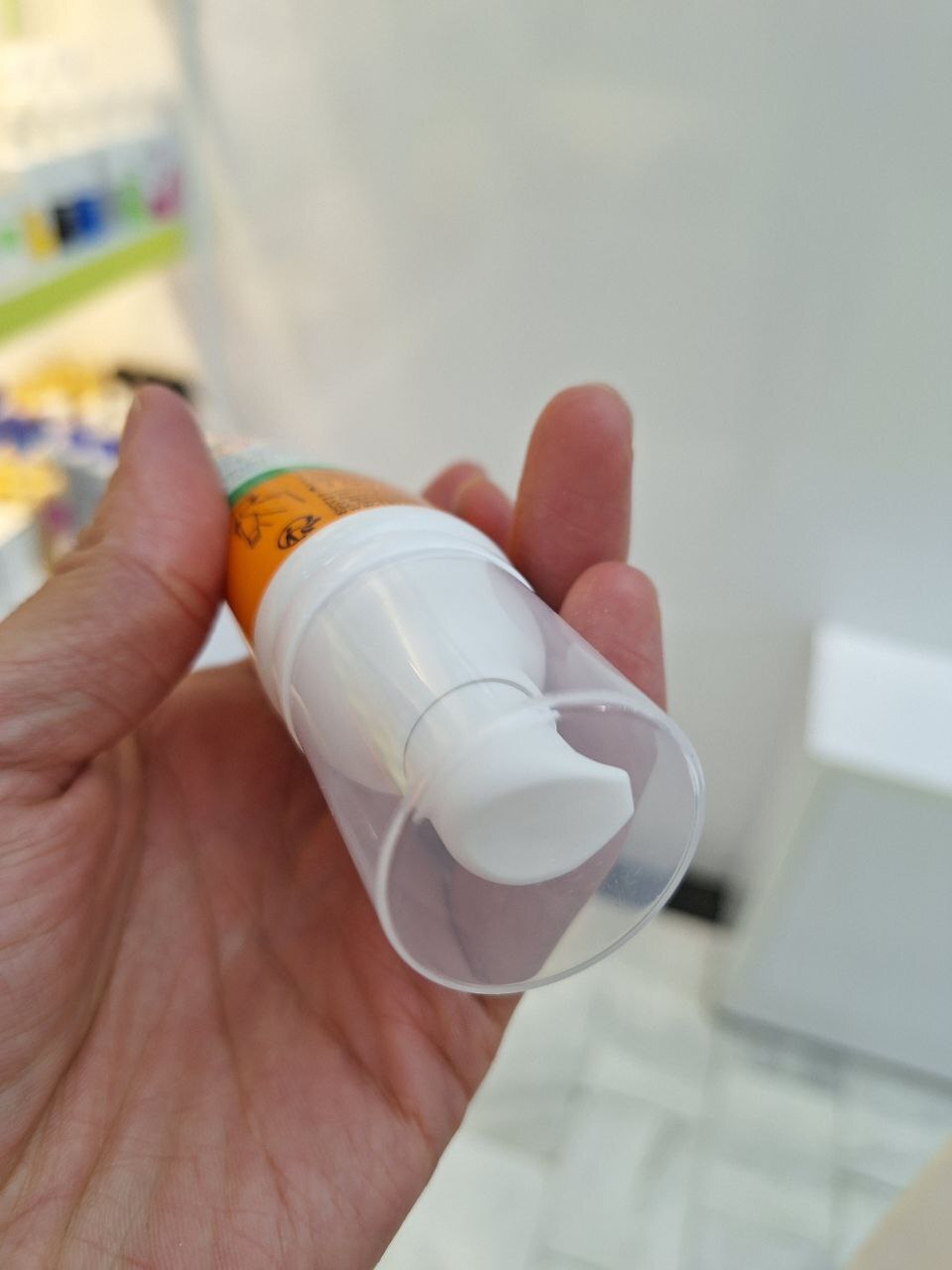  ژل کرم ضد آفتاب بی رنگ کنترل چربی لاروش پوزای 50 میل 