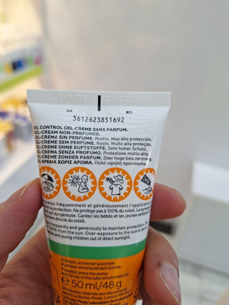  Anthelios UVmune 400 Gel-Crème Oil Control" از برند لا روچ-پوزای (La Roche-Posay) 